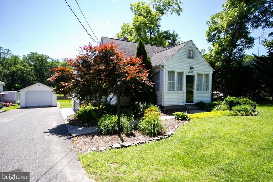 MOVE-IN READY 3 BEDROOM, FULL BATH, HARDWOOD FLOORS, WITH UPDATED KITCHEN AND ALL STAINLESS STEEL APPLIANCES. DINING ROOM, FAMILY ROOM, UPDATES THROUGHOUT, DETACHED GARAGE, STORAGE SHED, PEACEFUL BACKYARD, BEAUTIFUL ENCLOSED FRONT PORCH, PERFECT SITTING AREA FOR SUMMER NIGHTS!! 1 YEAR HOME WARRANTY INCLUDED, HURRY THIS HOUSE WILL NOT LAST LONG!!!