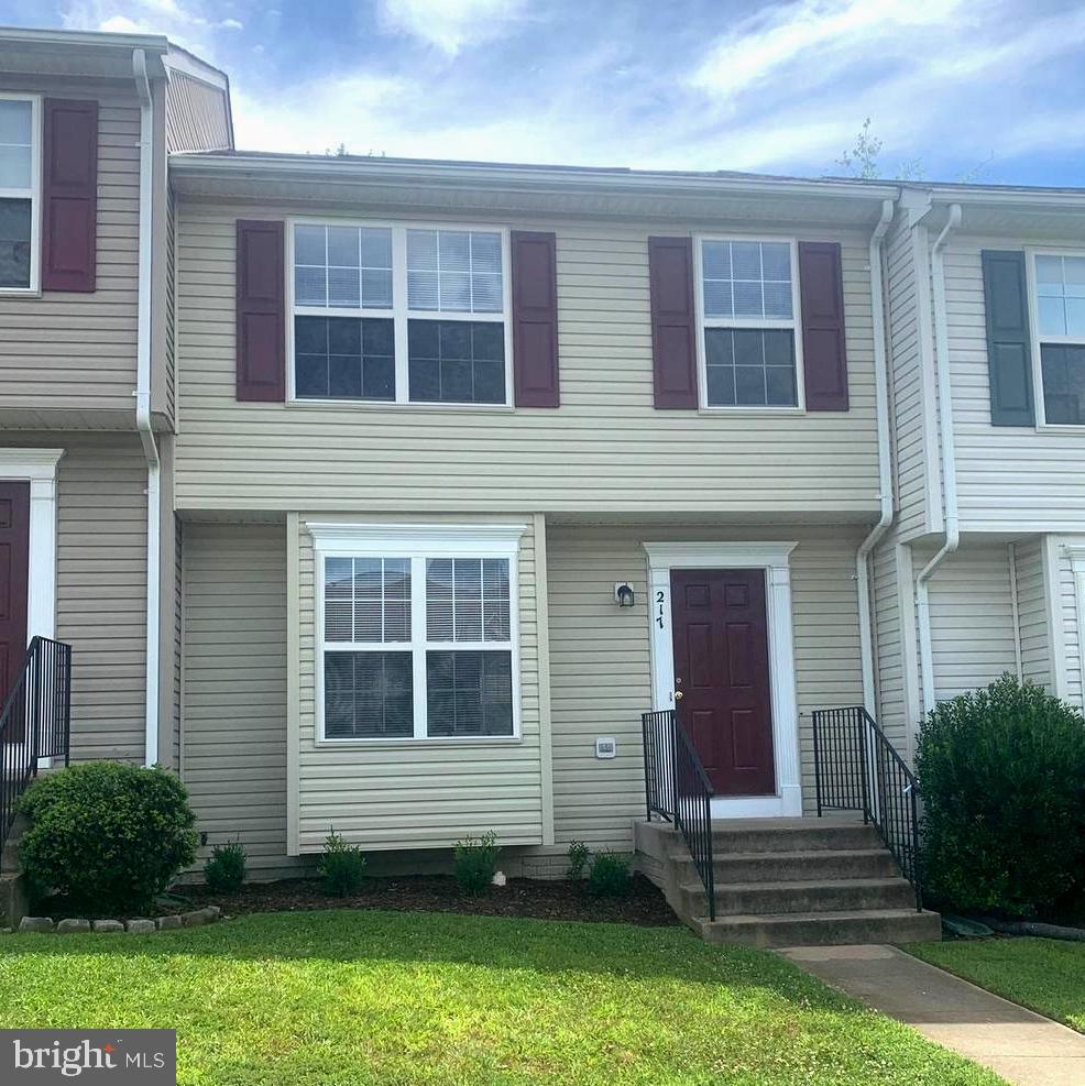 North Stafford - Spacious 3 level town home with 3 bedrooms, 2 full baths and 2 half baths. Features granite counter tops and finished basement. Convenient location close to I-95 & Quantico! Pets are considered case by case. Available 7/19/25.