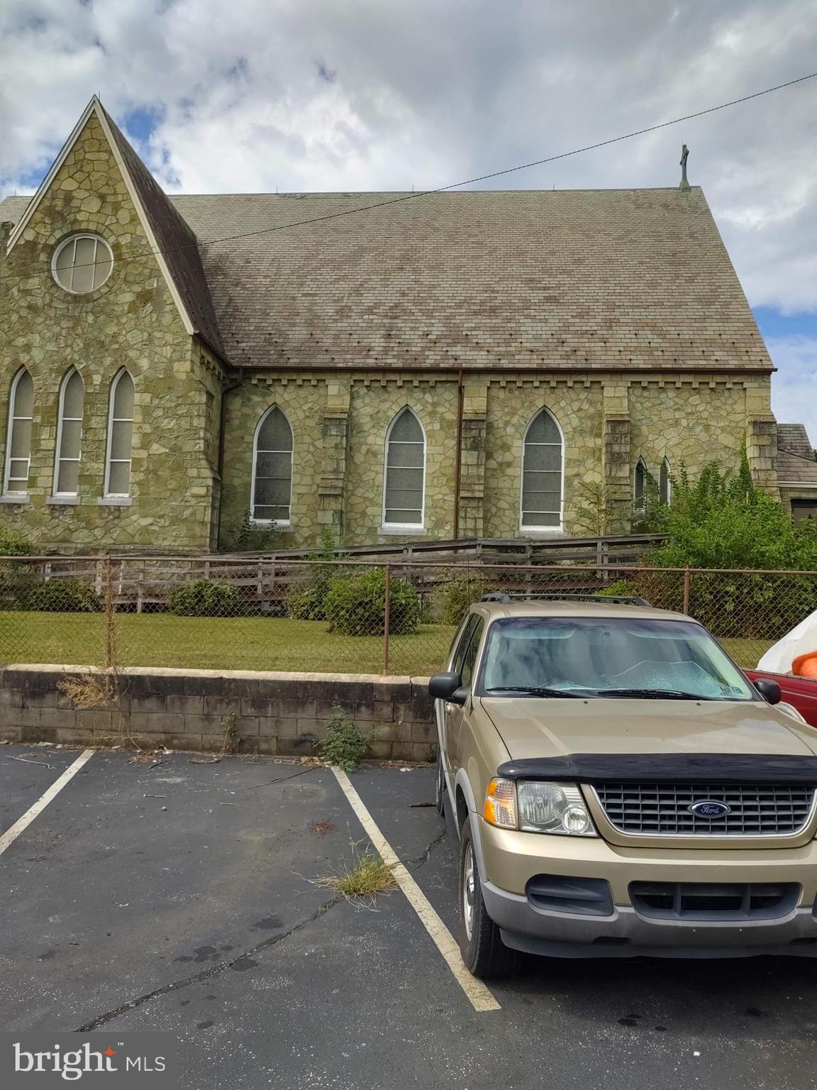 Main image without alt text