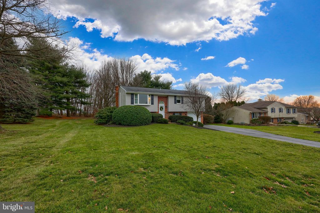 Photo of 137 SPRING MEADOW LN, WASHINGTON BORO, PA 17582 (MLS # PALA2029648)
