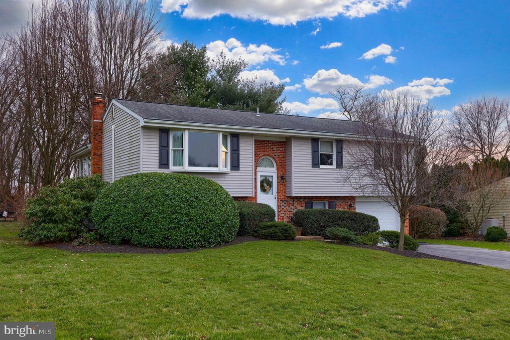 Photo of 137 SPRING MEADOW LN, WASHINGTON BORO, PA 17582 (MLS # PALA2029648)