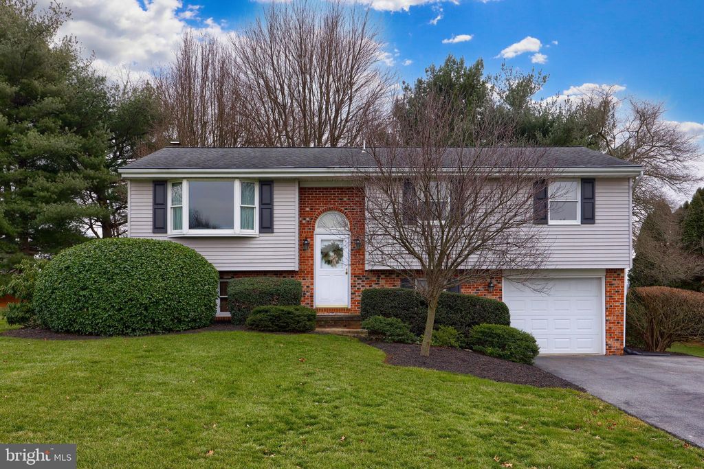 Photo of 137 SPRING MEADOW LN, WASHINGTON BORO, PA 17582 (MLS # PALA2029648)