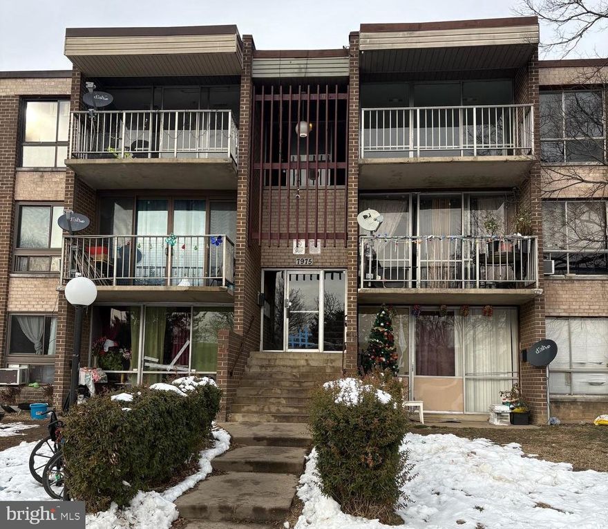 Spacious 1BR/1BA condo in Bedford Towne, near University of Maryland, Langley Park, PG Plaza, and Metro. Close to DC, Silver Spring, 495, and the upcoming Purple Line. Features a large living room, bedroom, deck, in-unit washer, and nearby laundry. Plenty of parking. Sold As-IS.