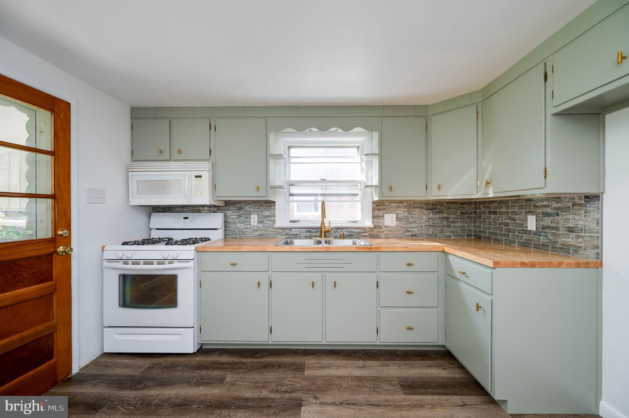 MONTROSE MANOR - Residential