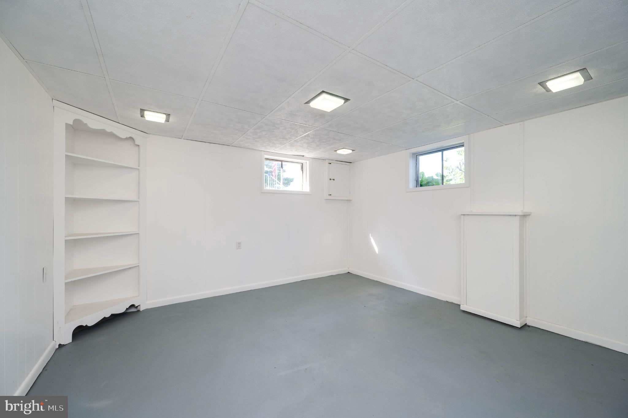 MONTROSE MANOR - Residential