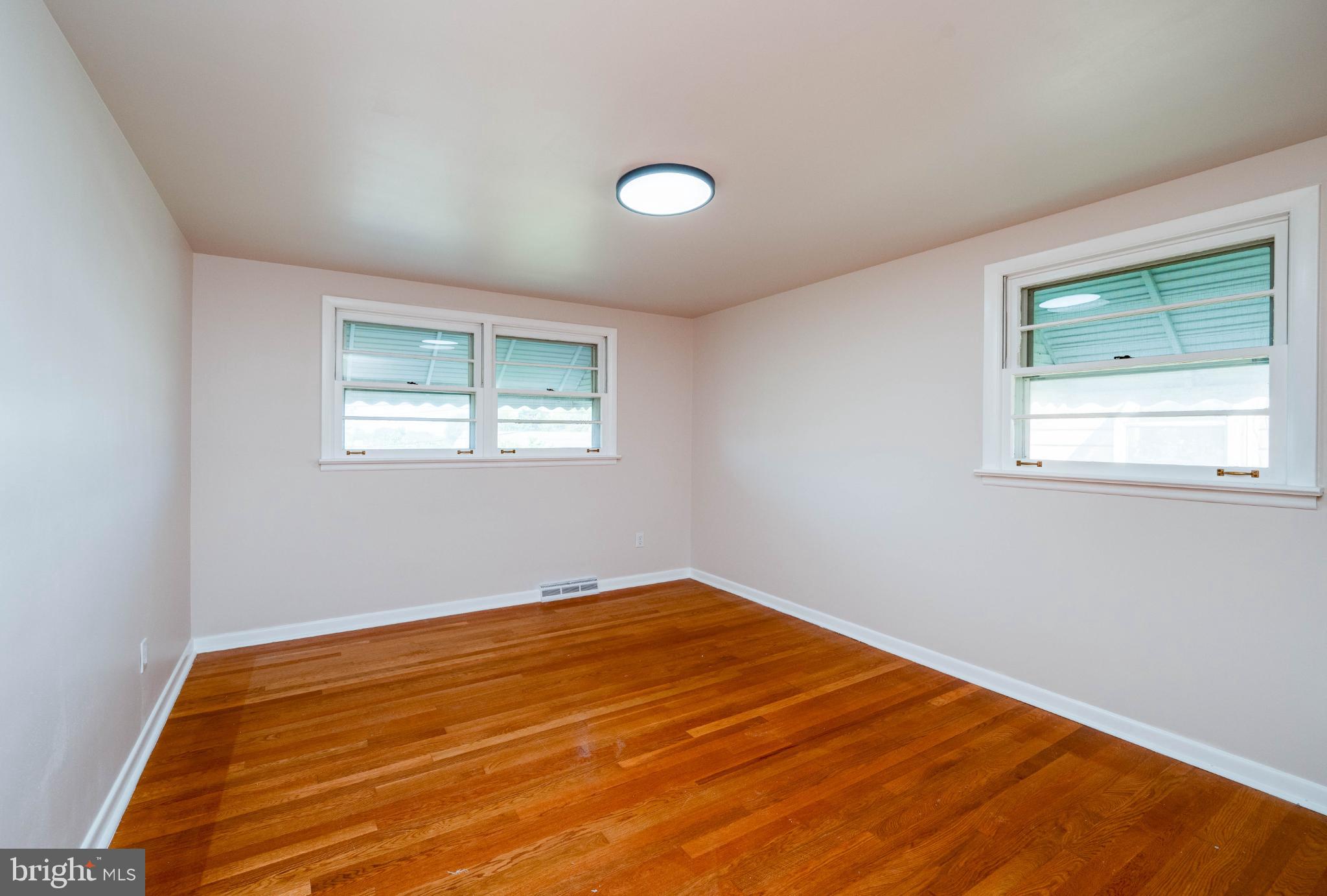 MONTROSE MANOR - Residential