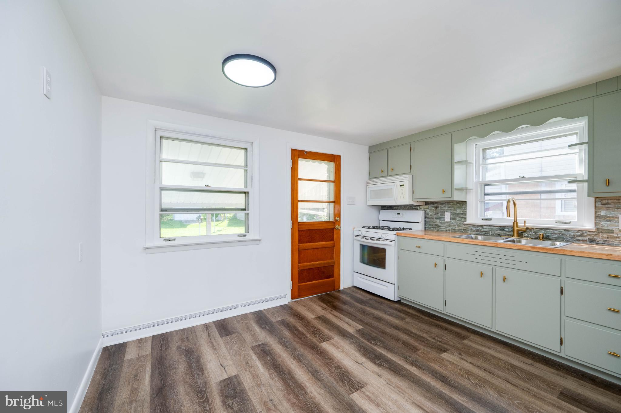 MONTROSE MANOR - Residential