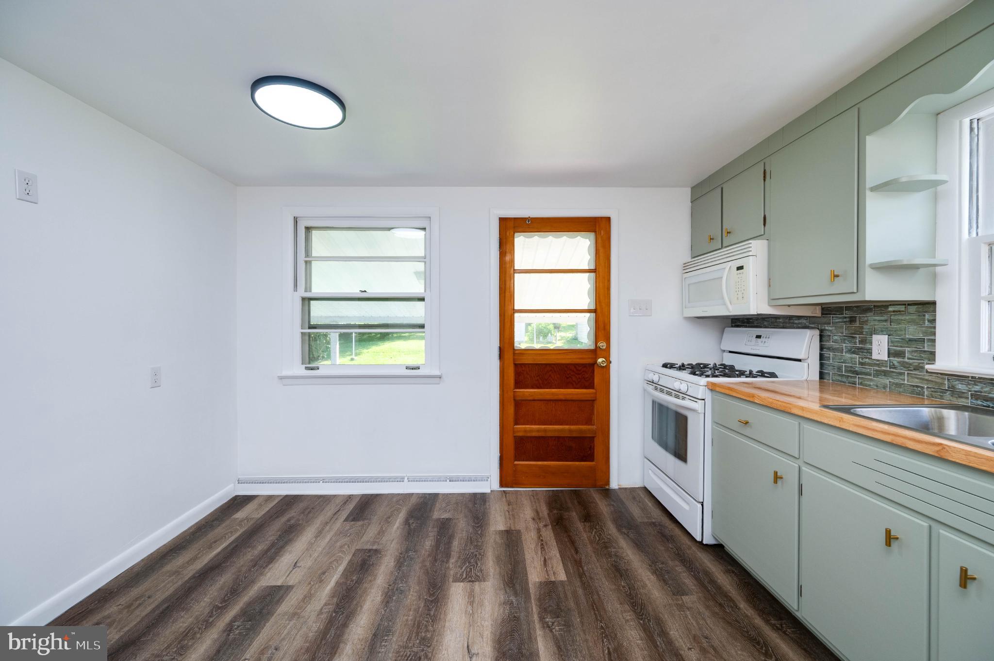 MONTROSE MANOR - Residential