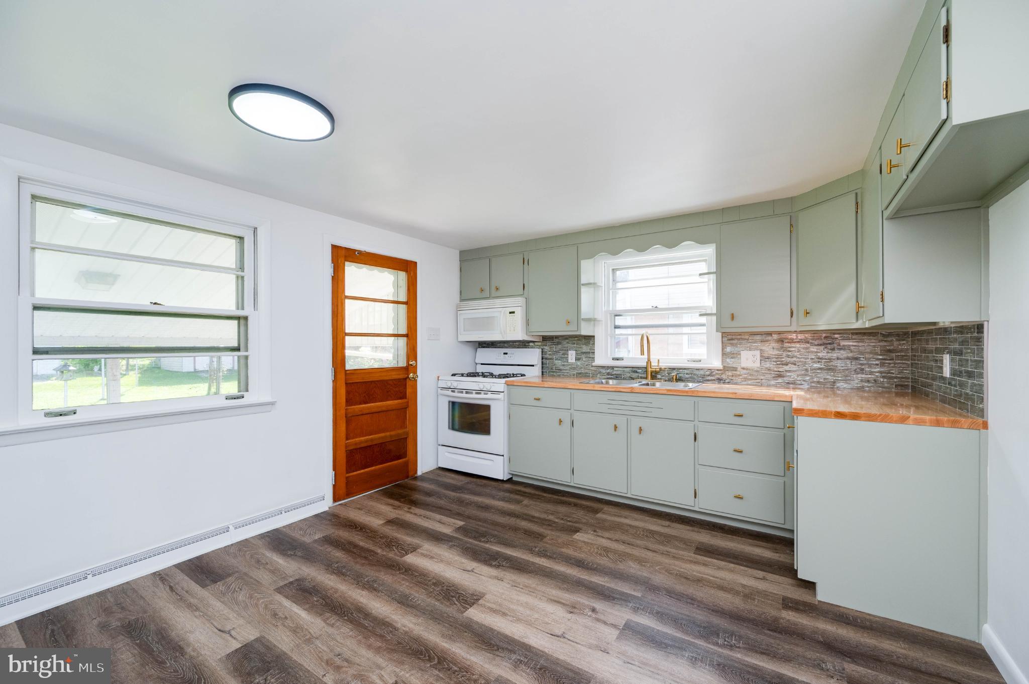 MONTROSE MANOR - Residential