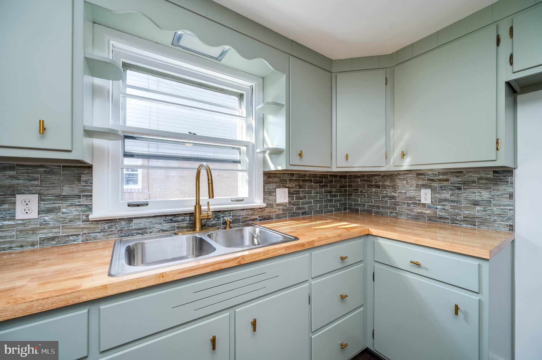 MONTROSE MANOR - Residential