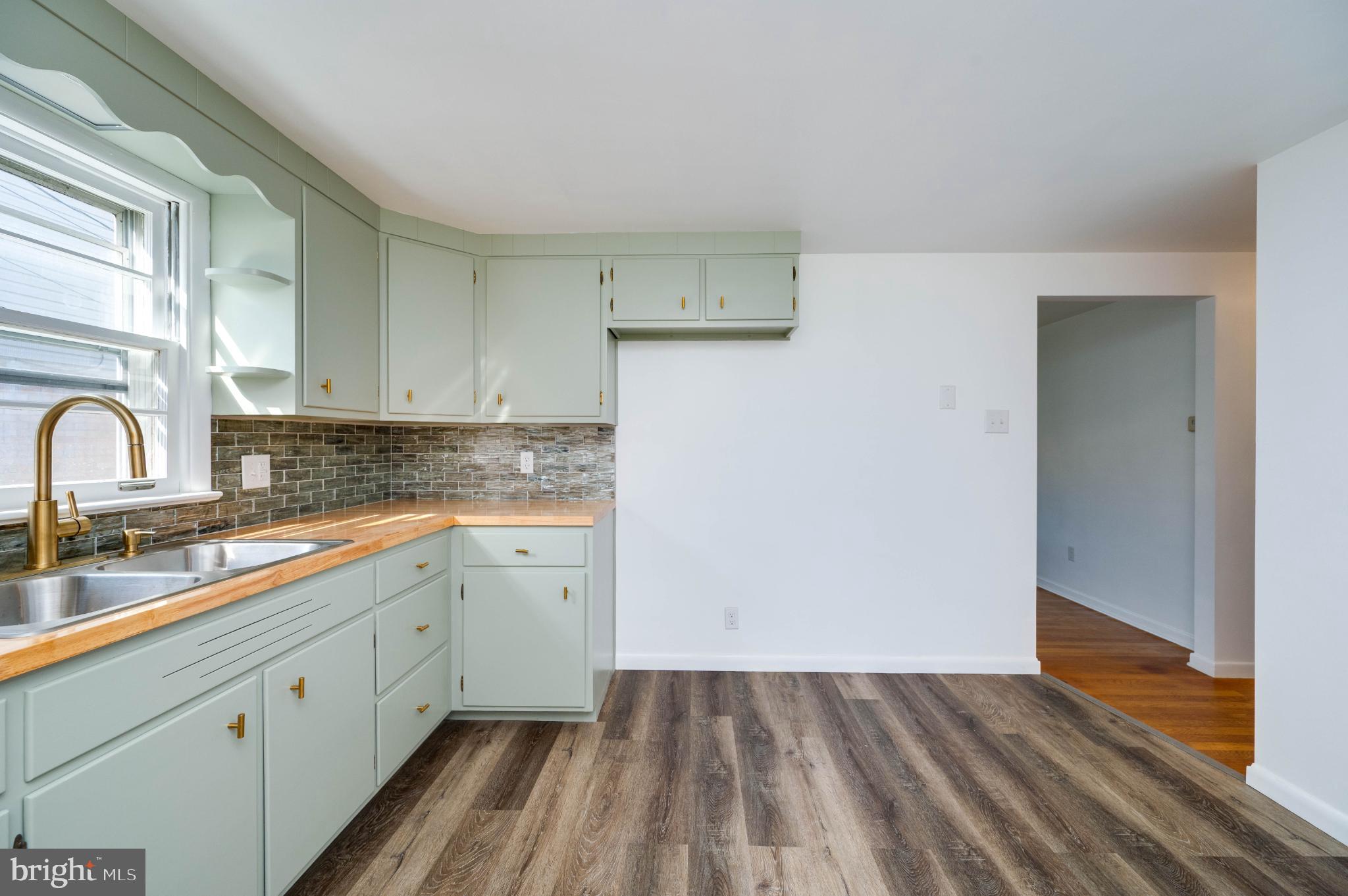 MONTROSE MANOR - Residential