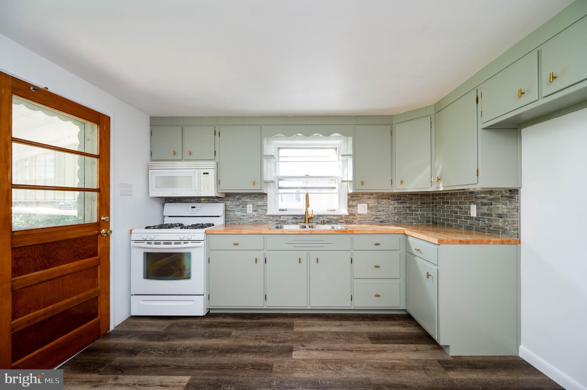 MONTROSE MANOR - Residential