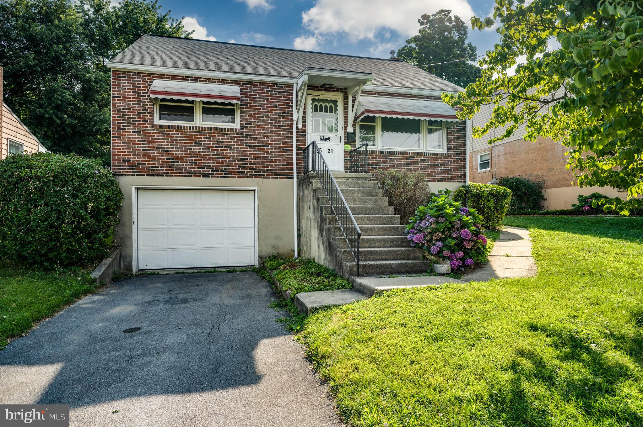 MONTROSE MANOR - Residential