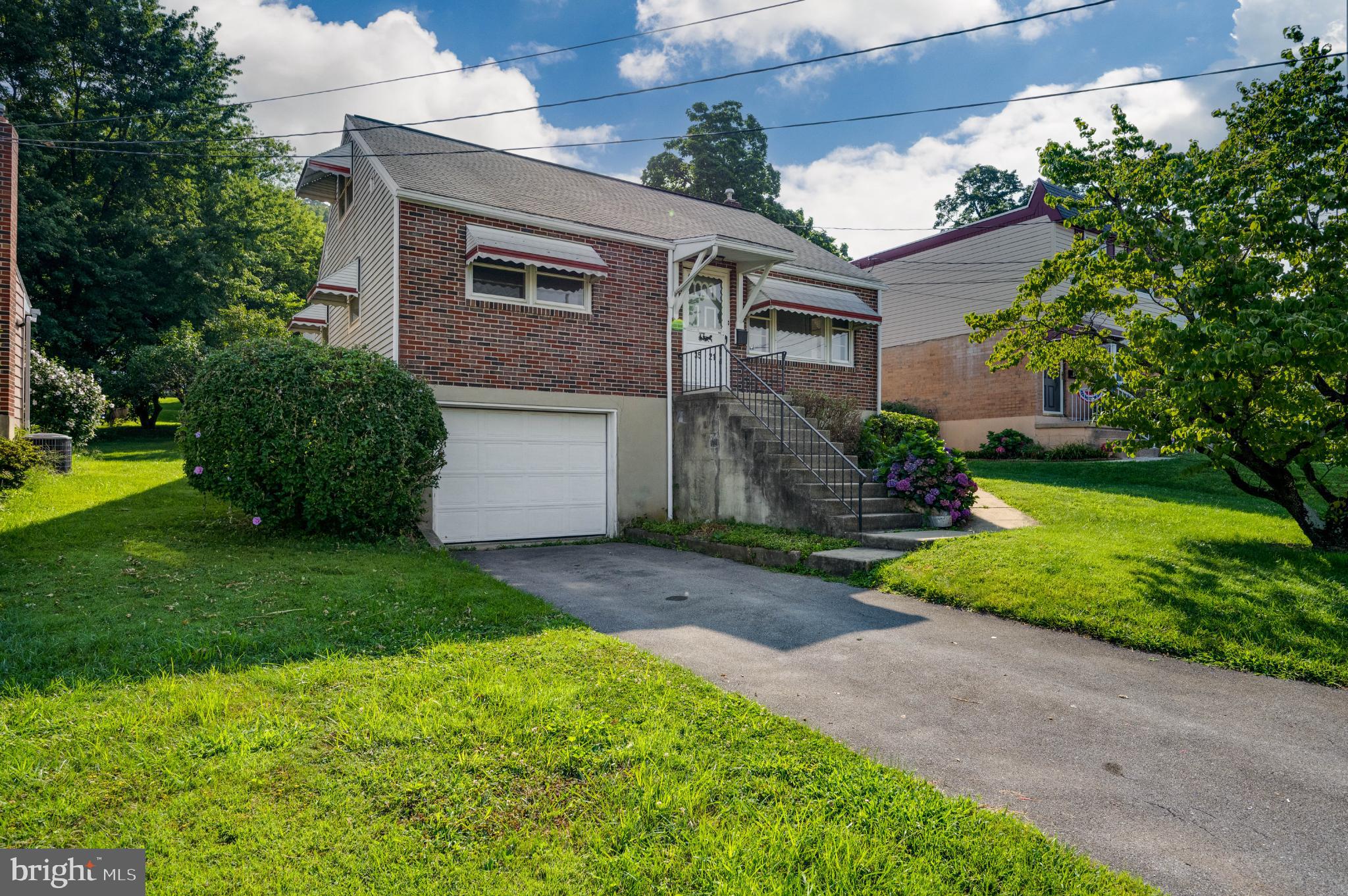 MONTROSE MANOR - Residential