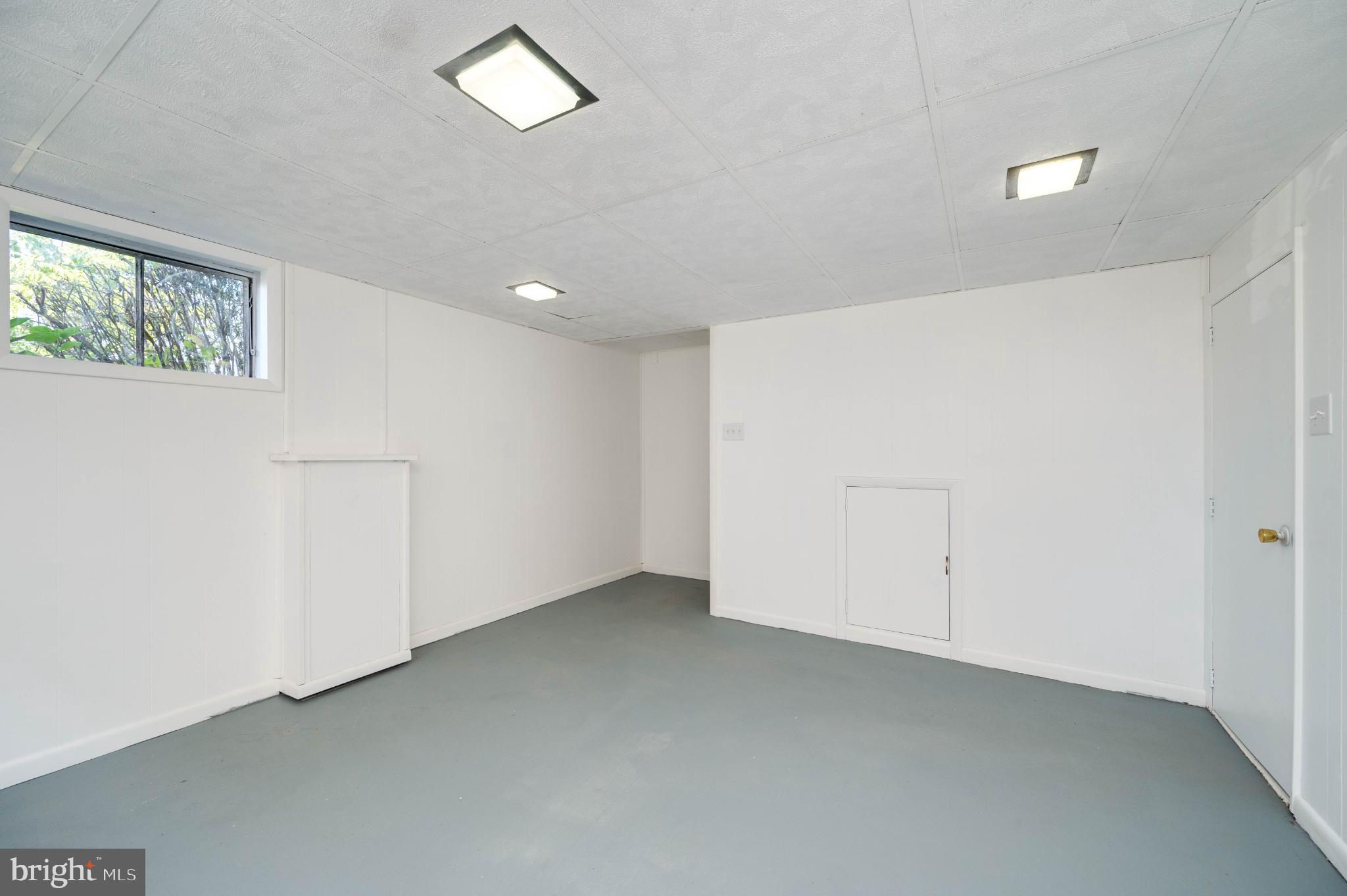 MONTROSE MANOR - Residential