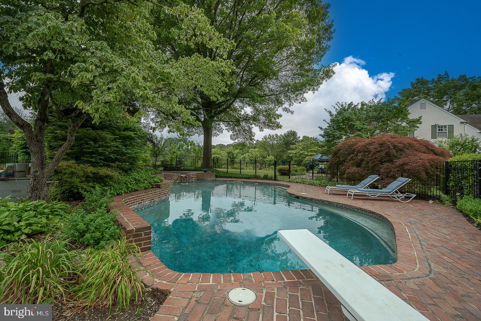 RADNOR HUNT - Residential