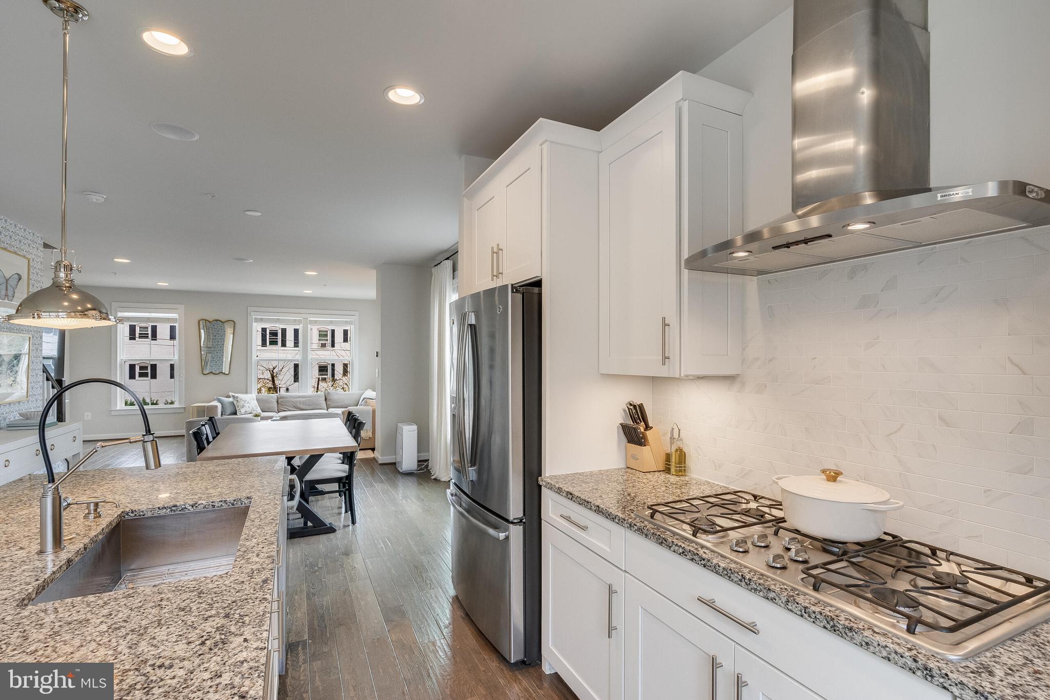 ARLINGTON ROW - Residential