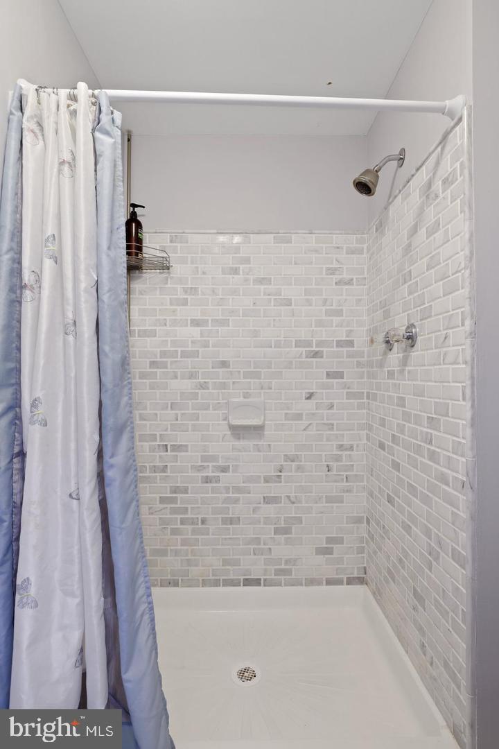 AMBER MEADOWS - Residential Lease