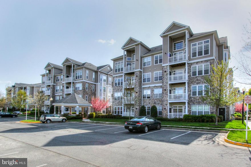 Highly sought after 2 BR/2 MB in this spacious open floor plan with gourmet kitchen, granite counter tops, crown molding, gleaming HW floors, huge walk-in closets & laundry room off kitchen. Fantastic views off the balcony!! Gated Community w/ fabulous amenities: pool, hot tub, fitness room, clubhouse, billiards room, outdoor grill.  On site mgmt that maintain a meticulous development.