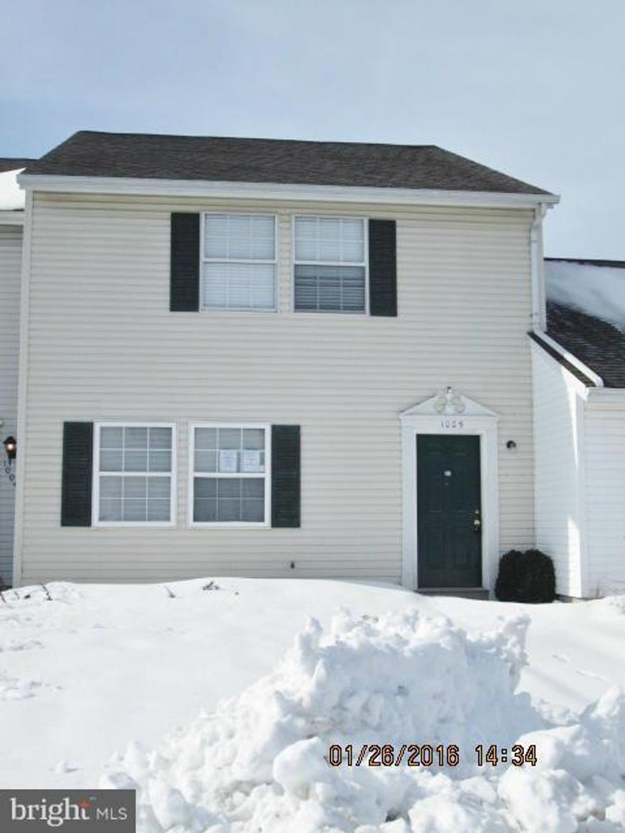 LARGE CONDO TOWNHOUSE WAITING FOR A NEW OWNER! GREAT LAYOUT WITH OVERSIZED ROOMS. 3 BEDROOMS AND 2.5 BATHS. REAR DECK FOR ENTERTAINING. SEPARATE LAUNDRY ROOM AND PLENTY OF STORAGE SPACE. NNEDS SOME COSMETIC UPDATES. SERENE EASTON LOCATION!