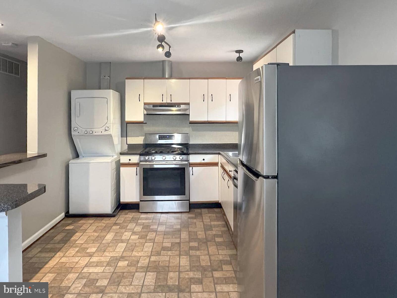 5808 MERIDALE ROAD UPPER-LEVEL UNIT