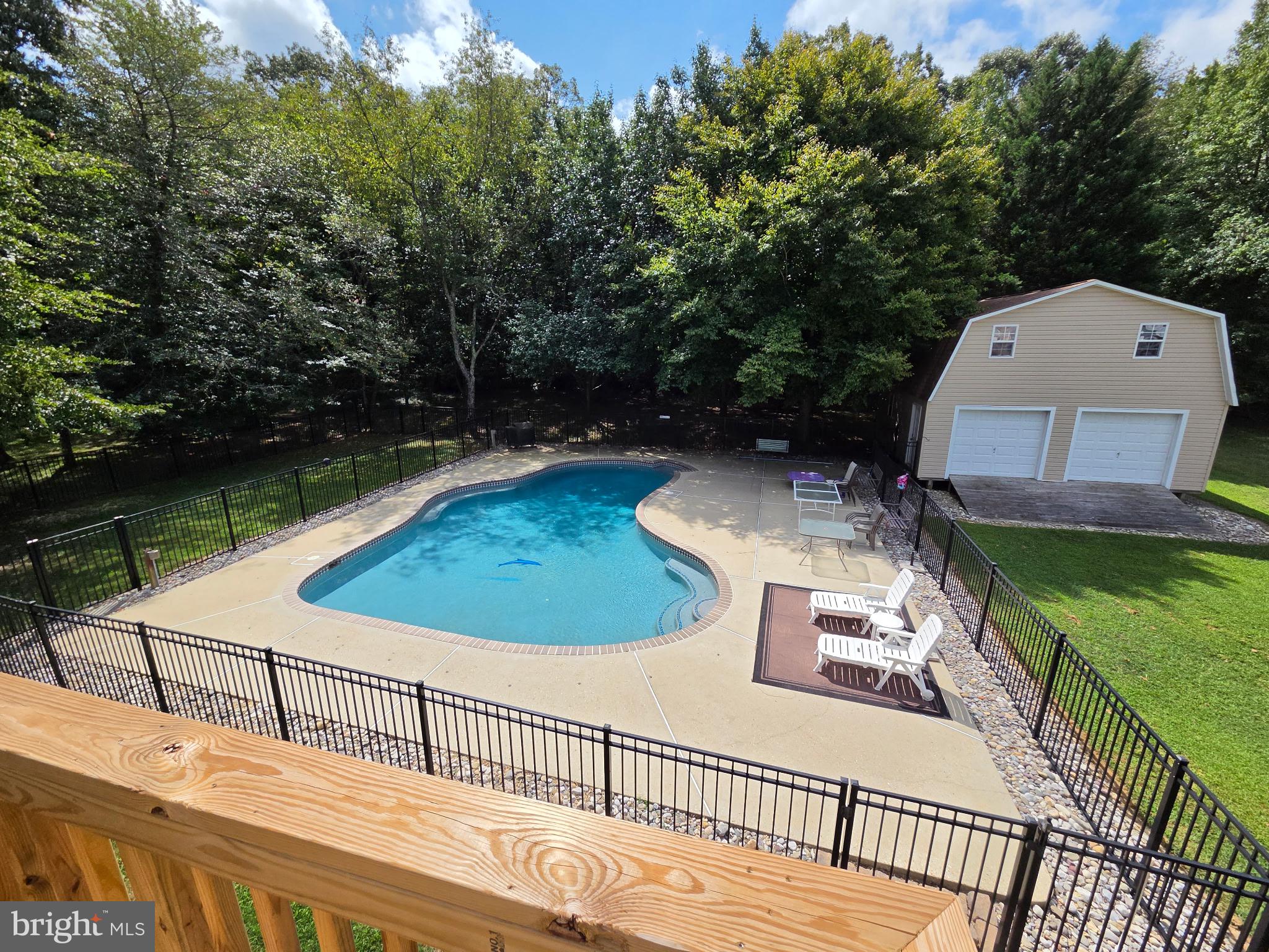 1392 REDWOOD CIRCLE