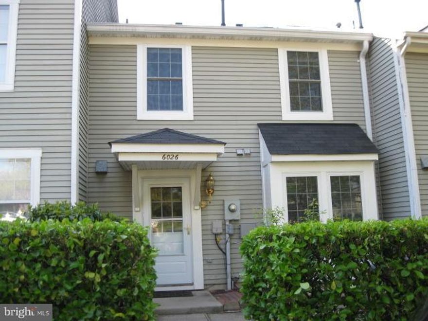 Cozy 2BD, 1.5BA townhome convenient to Centreville shopping, I-66, 28, 29, 50.  Clean and freshly painted. Hardwood & tile on main level.  New refrigerator. Separate laundry rm. Small animals allowed on case-by-case. These are built back-to-back - no backyard.
