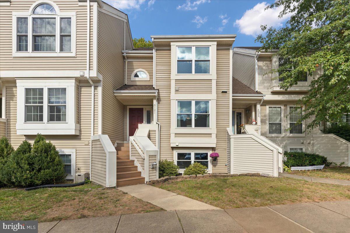 6121 STONEPATH CIRCLE