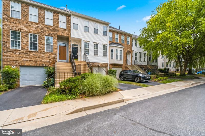 9175 CARRIAGE HOUSE LANE