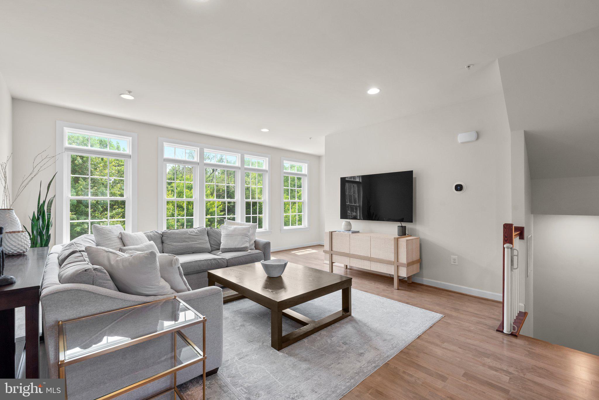 AUTUMN RIVER - Residential