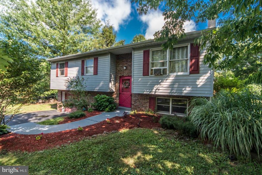 Well maintained Bi-level in a beautiful country setting. Finished lower level family room with a wood stove and a full bath with soaking tub. Mature landscaping and fenced in backyard gives you lots of privacy.