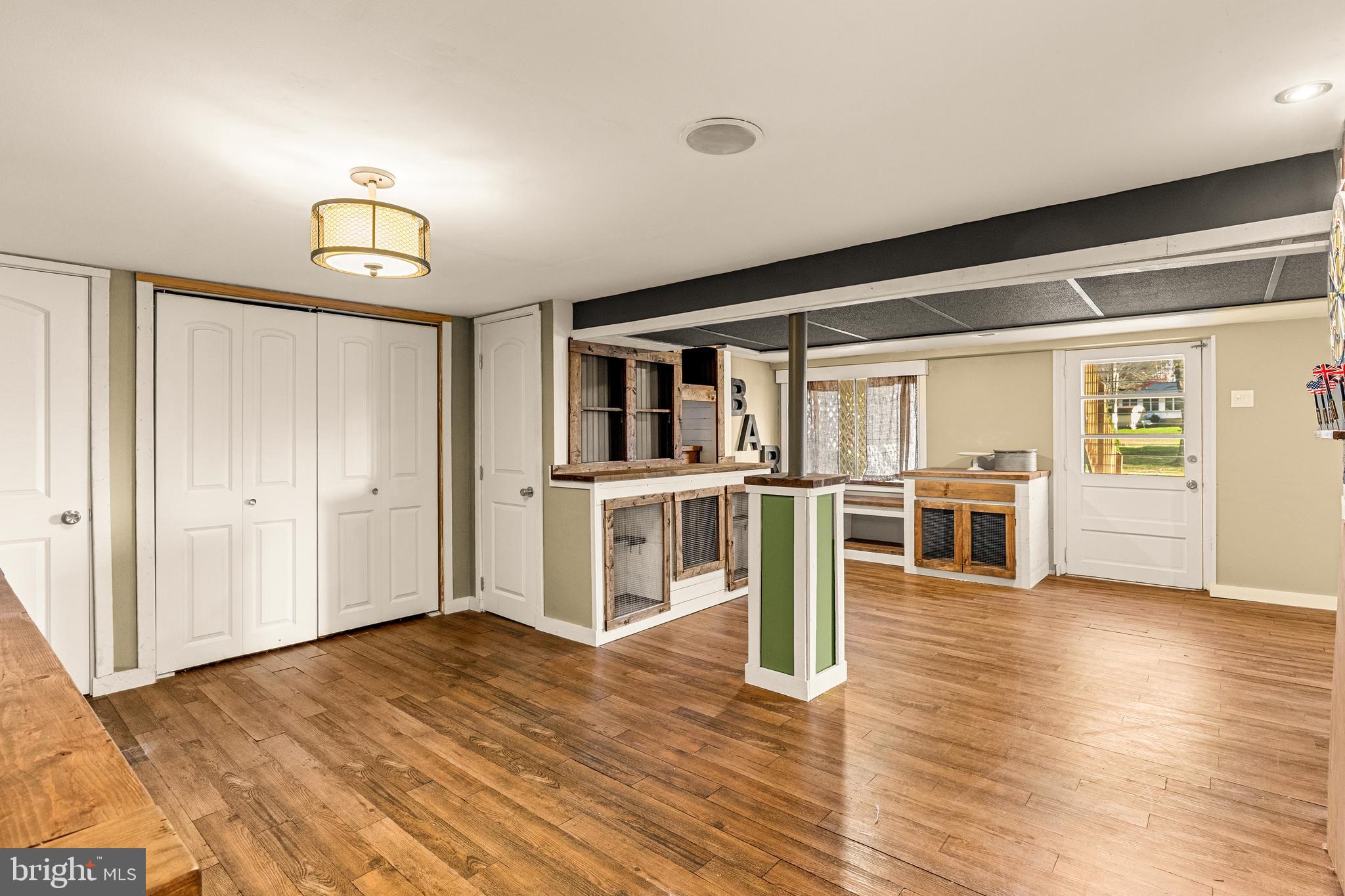 QUAKER HILLS - Residential