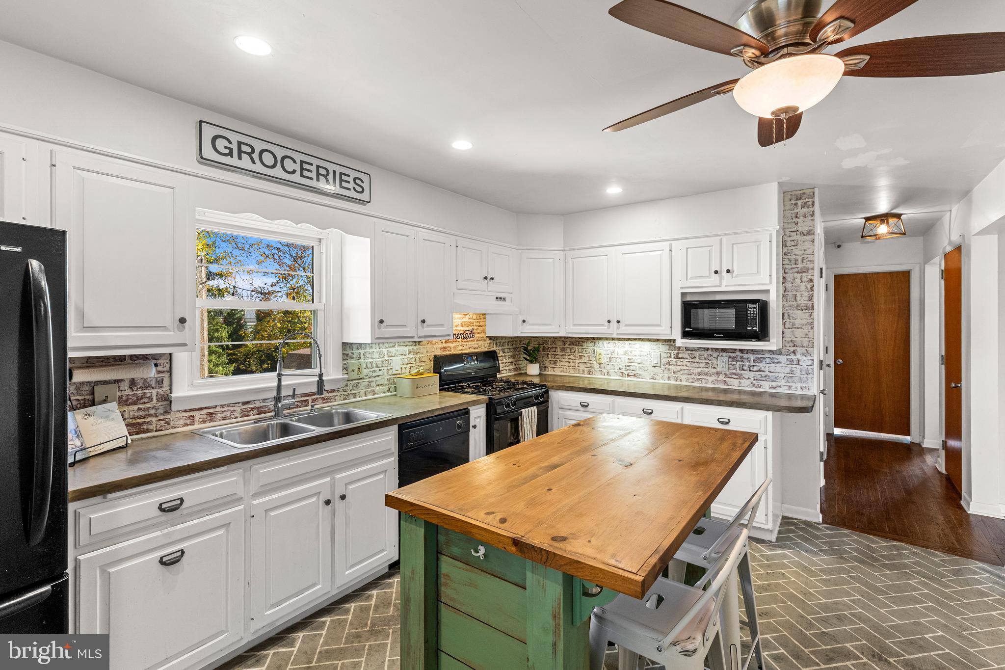 QUAKER HILLS - Residential