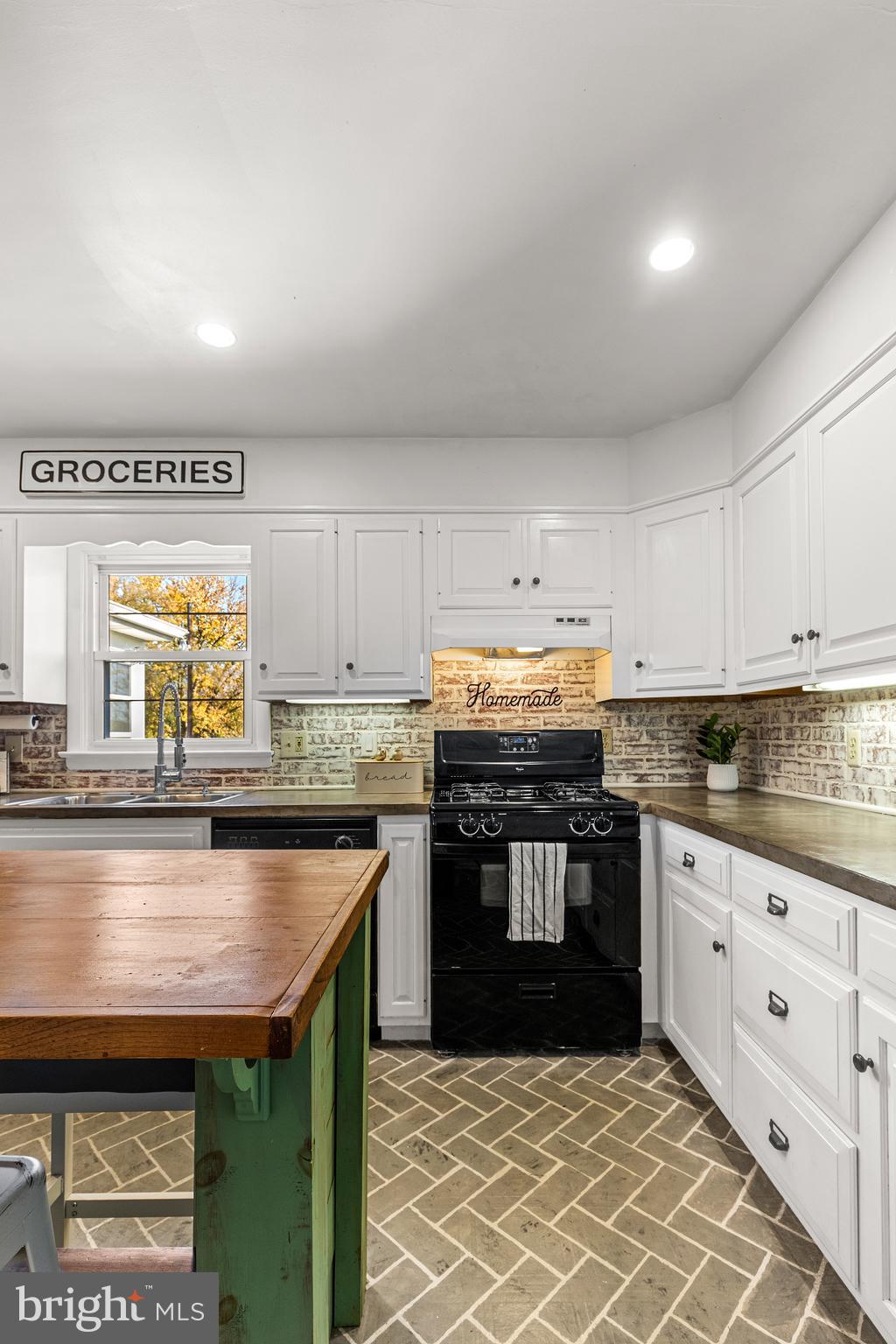 QUAKER HILLS - Residential