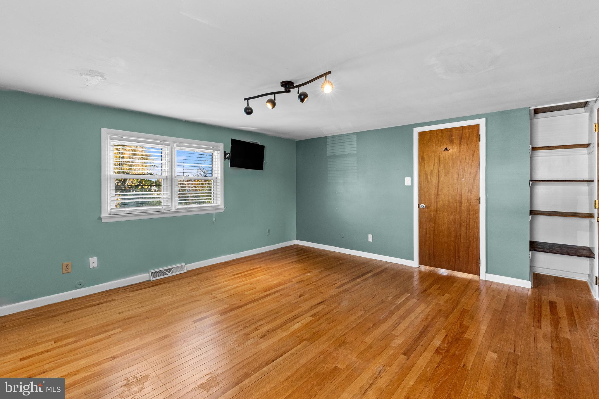 QUAKER HILLS - Residential