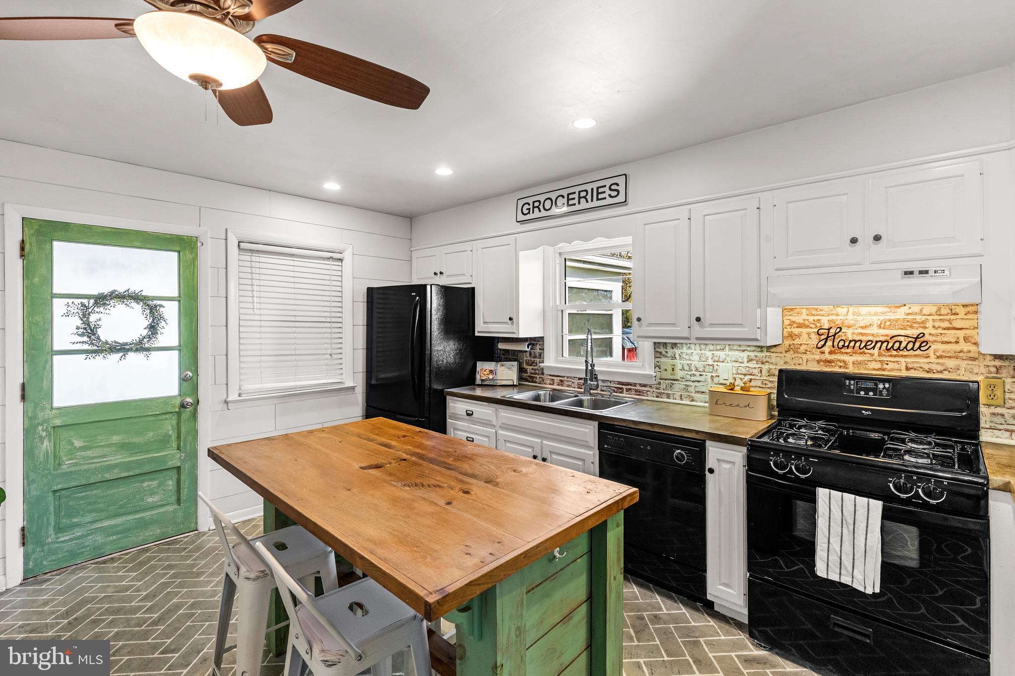 QUAKER HILLS - Residential