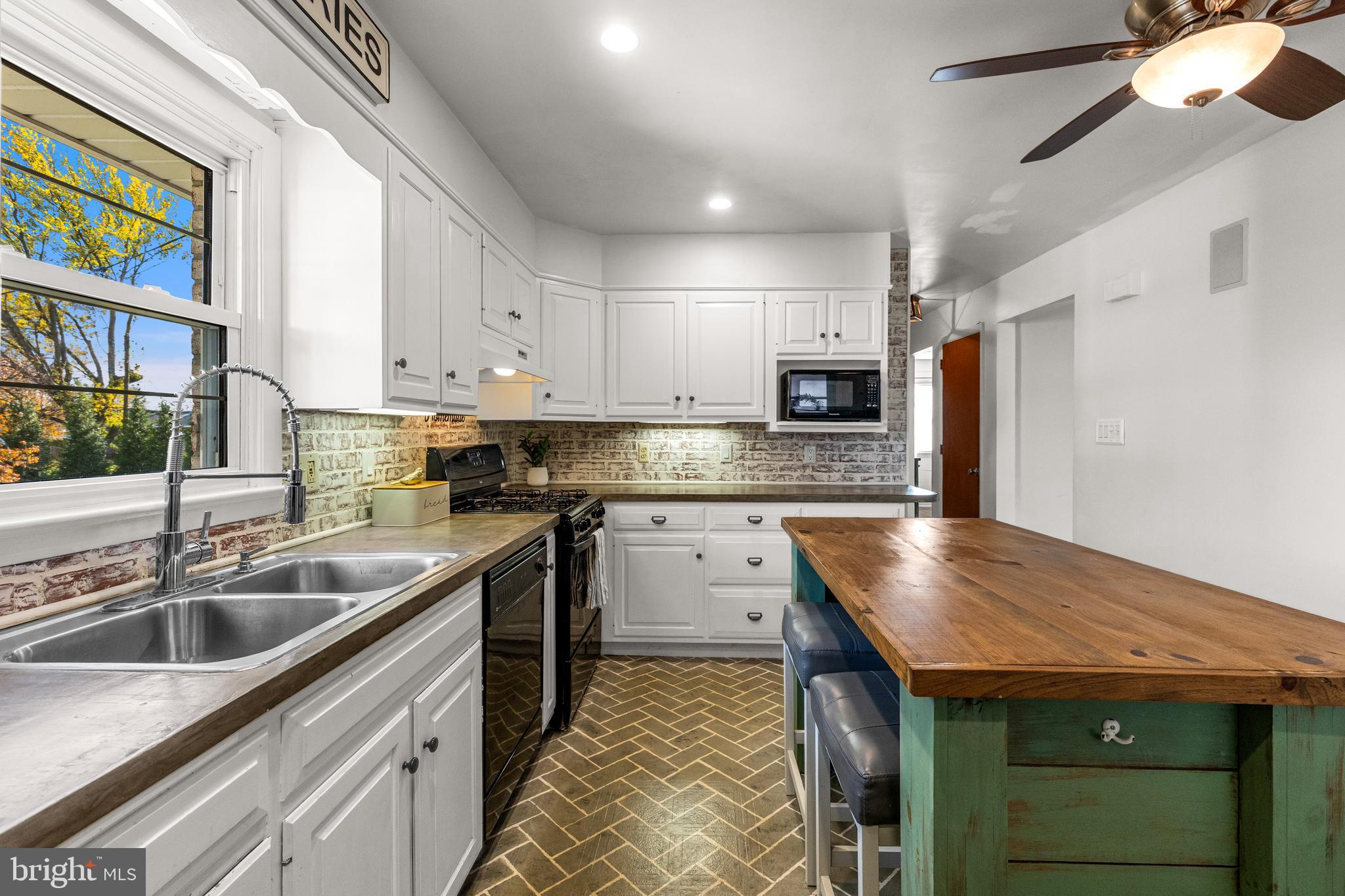 QUAKER HILLS - Residential