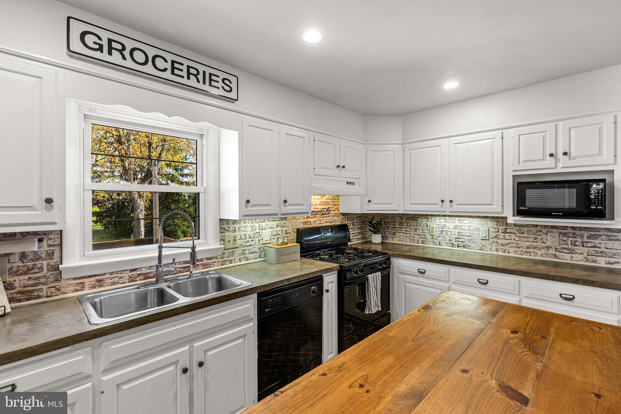 QUAKER HILLS - Residential