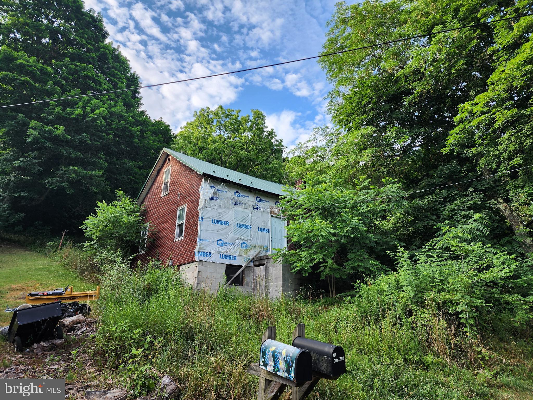 ONLINE AUCTION: Bidding begins 07/19/2024 @ 10:00 AM. Bidding ends 07/23/2024 @ 11:30 AM. List Price is Suggested Opening Bid. 1 1/2 Story Detached Home located in Lonaconing, Maryland within Allegany County. Residents can enjoy the nearby attractions such as Dan's Mountain Campground, Fore Sister Golf Course, & all the attractions in Frostburg, Maryland including Frostburg State University. Property is Vacant. Easy Access to Major Traffic Artery Lower George Creek Road SW. Deposit: $5,000.
