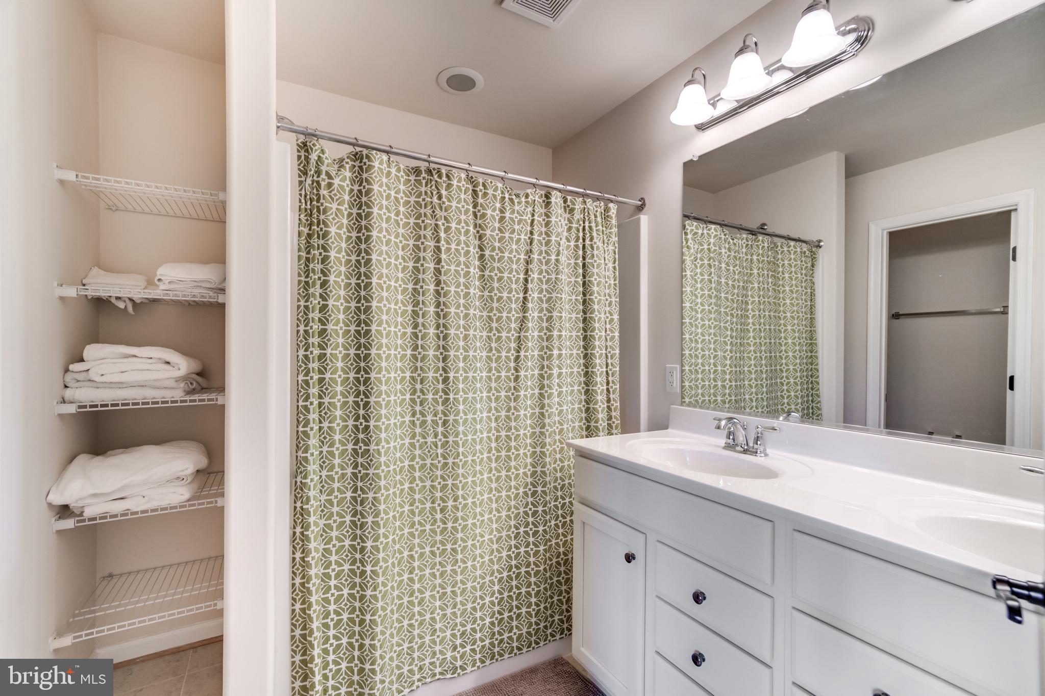 THE TOWNHOMES AT LAKESIDE - Residential