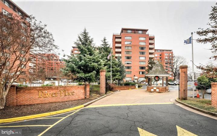 RIVER PLACE - Residential Lease