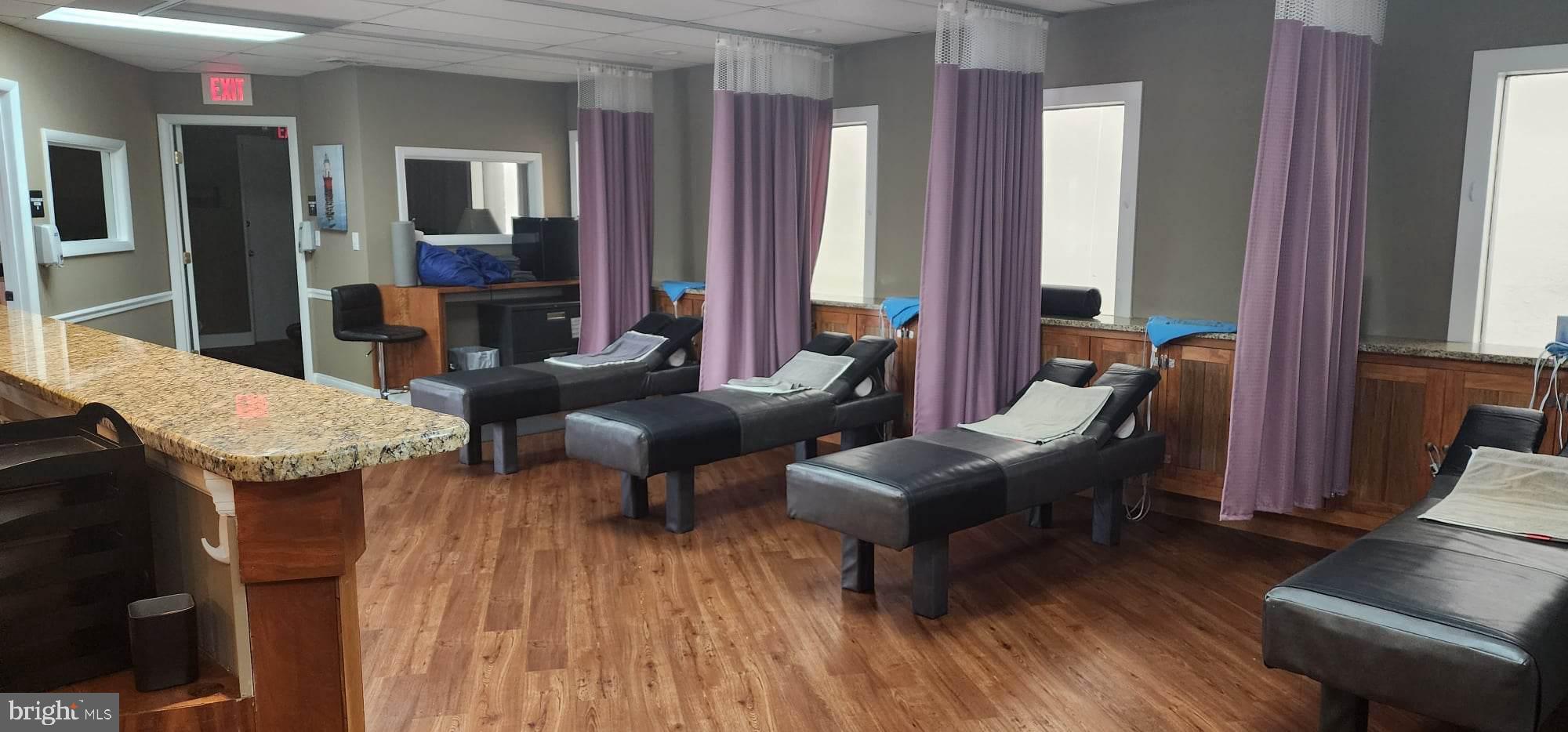 REGULARS - Commercial Lease