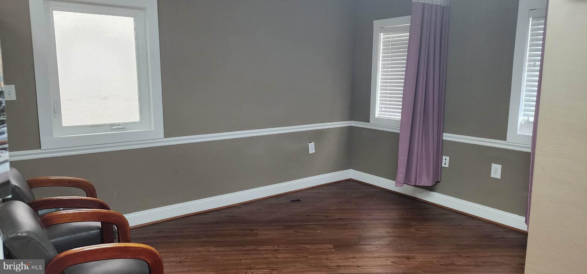 REGULARS - Commercial Lease