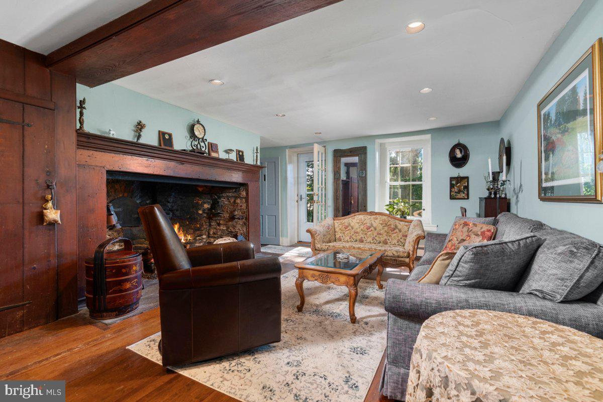 BARNES COURT CONDO - Residential