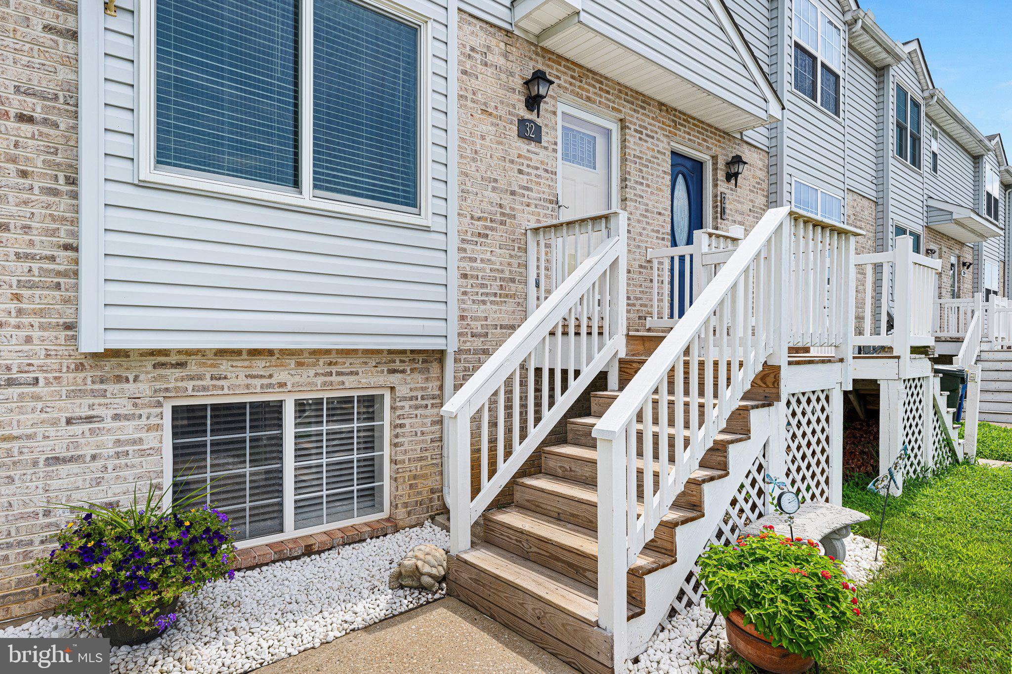 32 CARDINGTON COURT