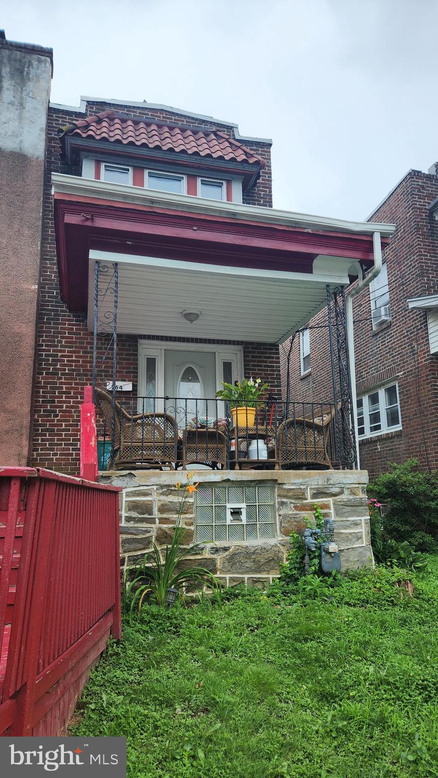 This attractively priced and charming Lansdawne twin home home could be a great addition to a rental portfolio or a cozy family home. Located on a tree lined cul-de-sac it features a large balcony off the kitchen, a finished walkout basement, spacious covered front porch and a large laundry in the basement. Located close to schools, public transportation and shopping venues.