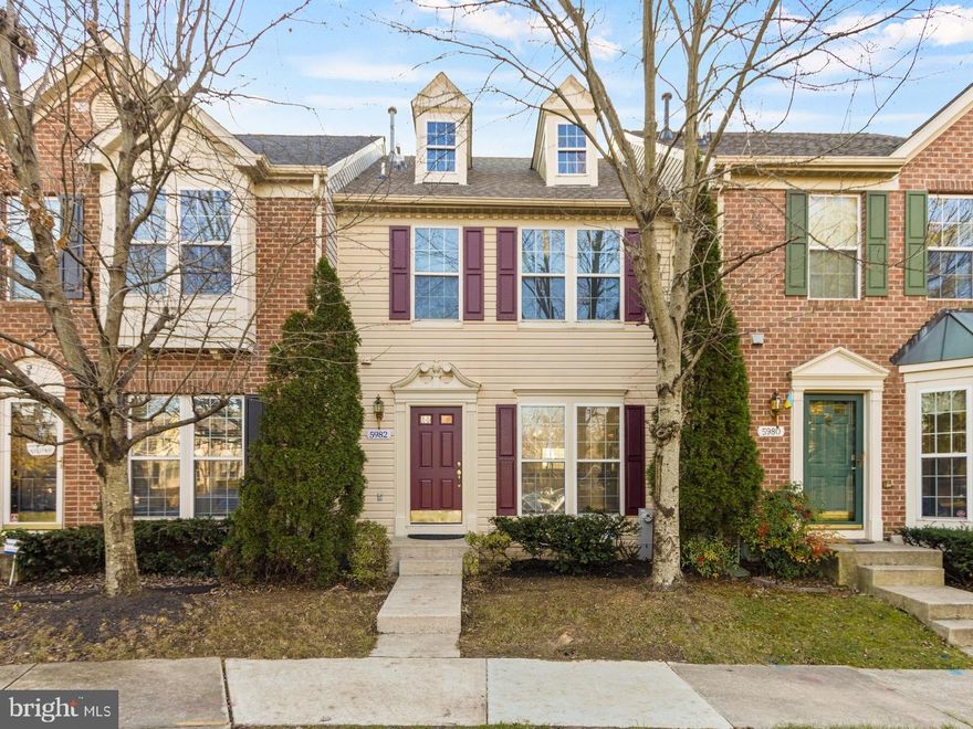 Fully renovated from top to bottom this 3 bedr 3.5 bath townhouse is located in desirable golf course community of Lynwood with easy access to major roads, shopping centers etc.
New granite countertop, new paint through out.
Water heater 2022, refrigerator 2022, washer/dryer 2022, disposer 2022.
Top floor 3 bed 2 bath, full bathroom in finished walk out basement.
Newly installed LVP flooring through the basement kitchen floor and all bathrooms, hardwood floor in dining and living room, new carpet on stairs, walk in closets.
The house is featuring open and bright floor plan, 9 foot ceilings, bright natural light.