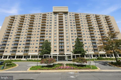 1225 Martha Custis Drive Unit 403, Alexandria, VA MLS: VAAX2066508