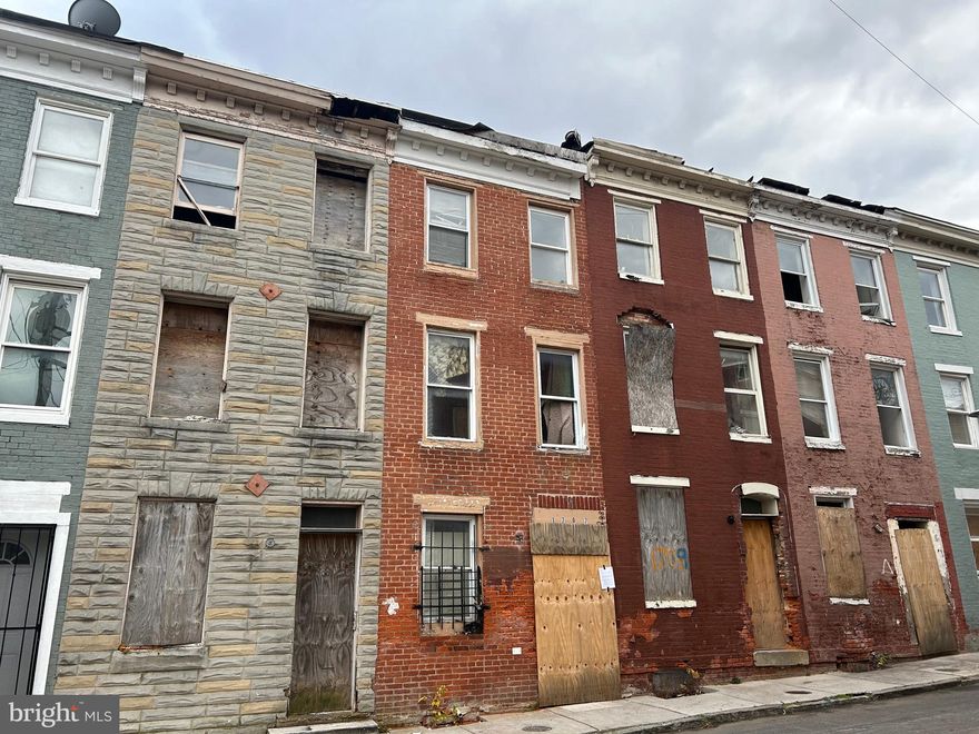 POST AUCTION: MAKE AN OFFER! Deposit: $5,000. 3 Story Townhouse located in the Union Square area. JUST MINUTES to the Westside Shopping Center and Carroll Park Easy access to major traffic artery Wilkens Ave.