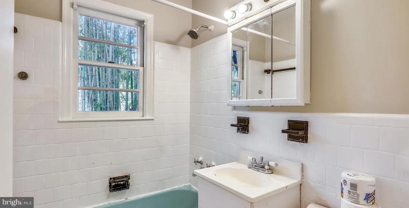 COLLEGE PARK - Residential Lease